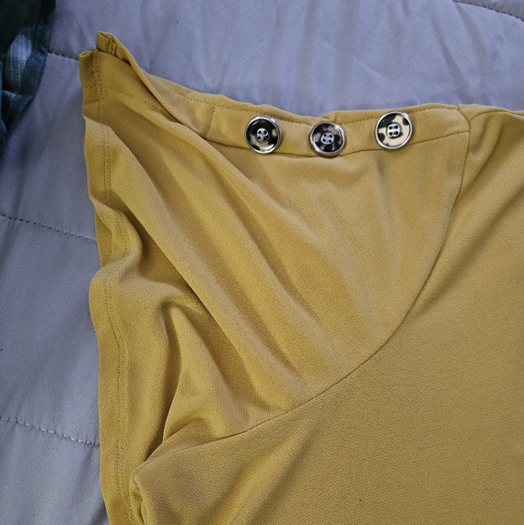 89th + Madison Women's Mustard V-Neck Top. Size 2X - Picture 4 of 5